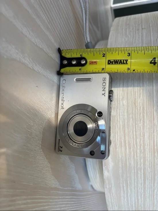 Sony Compact Point-and-Shoot Camera in Silver - Picture 14 of 14